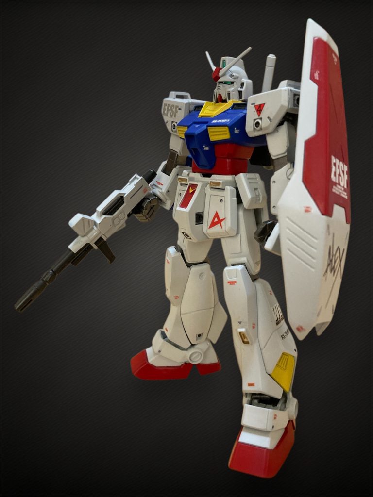 元々のスタイルだと胴体が詰まった感じでしたので3mm程度延長。でもあまりスタイル変更にはなりませんでした（最近のオリジンガンダムなどが良すぎるのだと思います）。シールドはネオジムで取付けるようにして更に上下を反対にしています（元々の下が細くなるシールド形状があまり好きでない為）。武器は何かに持たせようとバーツ購入してあった陸ガン用を装備しています。 