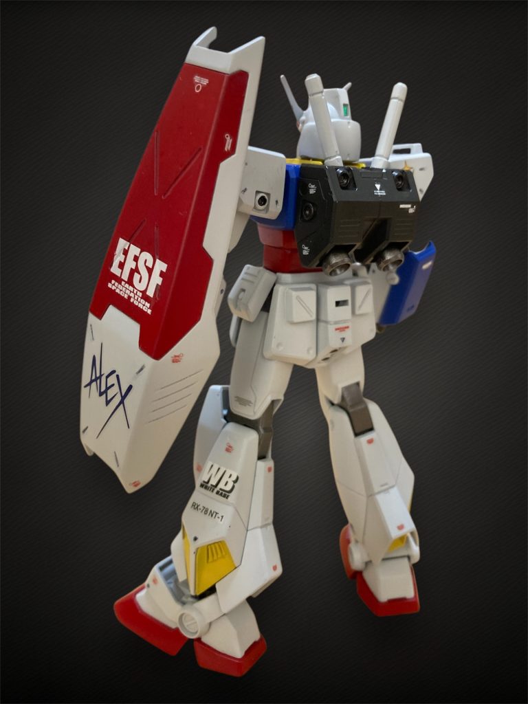 古いキットの為、肩周りの可動域不足や形状はあまり良くないのですがそのまま製作しています。カラーリングは元の青基調のものも良かったのですが、ニュータイプ部隊のWBにNT-1が配備されていたらという事でこのカラーにしています。デカールはアレックス用の水転写をメインに使用しています。