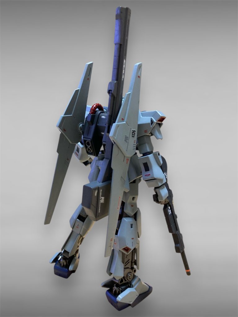 後ろ姿②バズーカをバックパックに装備