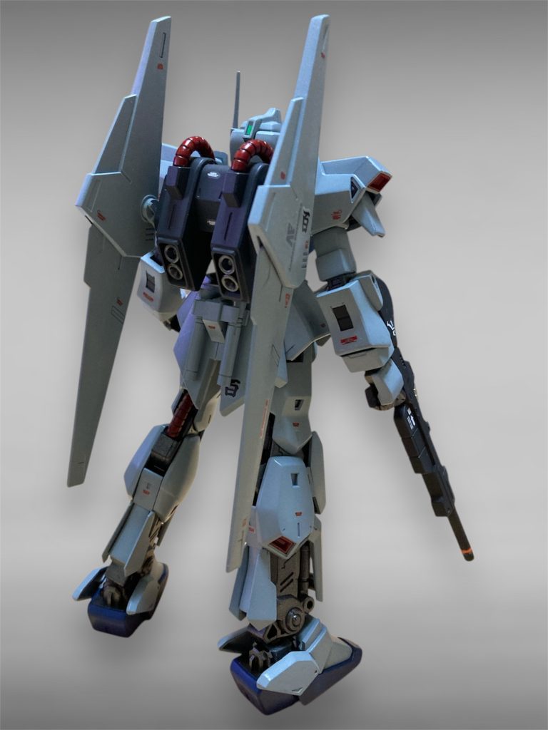 後ろ姿①一番苦労したのはバインダーの合わせ目消し。更に後ハメの際にパーツ割れをしてしまったのでバインダーの可動はバックパックとの取付部のみとなっています😭