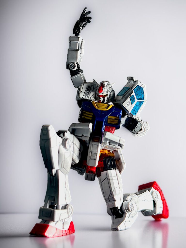 万博会場実物大と同じポーズで。 右腕を振り挙げるため、恐らく干渉しないように右肩パーツが無いところなど、再現しています。