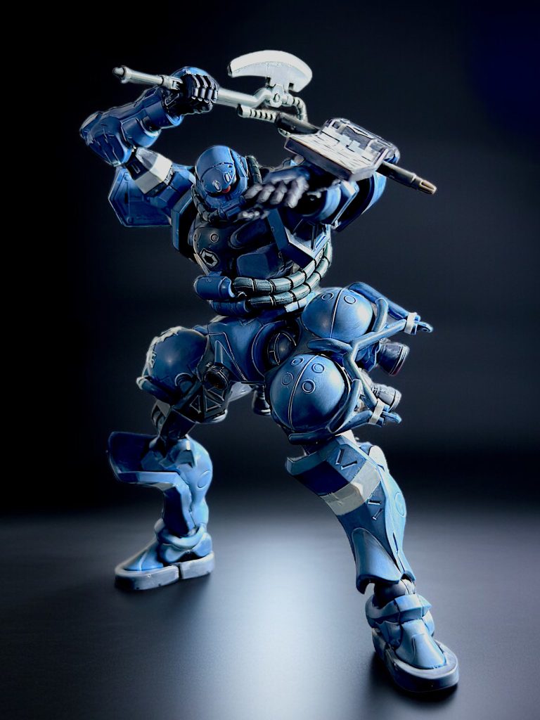 ヒート・ホークは色分けが無いので、刃の部分を銀色で塗装しています。 太もも部分がこれまでのザクとは異なるデザインで組んでいて新鮮でした。ジークアクスのザク、どんなバリエーションが登場するのか、期待が高まりますね^_^