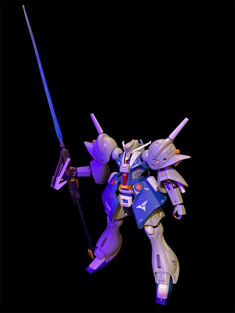 「T3はそもそもコンペイトウ技術本部の開発した試作機を専門にテストしてる部隊だからね。本来なら開発したルナツー工廠でテストまでってのが普通だと思うけど、『こちらからパイロットをよこす迄の間、予備パイロットで簡単な慣らし運転だけしておいてもらえたらいい』って。バスク大佐もなかなかに強引な方ね〜。」この時期、連邦軍内でのティターンズの権限が拡大された事により、別部署で開発されていた機体などを半ば強制的に接収される事例が起きていた。ガブスレイもその一つで、持ち込まれた設計案の試作機が完成すると、実質都合良くルナツーの生産設備やリソースを間借りされた様な形で接収され、試験の為T3の様なテスト部隊に回された。実戦配備される前の僅かな時間で行われた為、試作機はテスト機カラーに塗装される間も無く、ルナツー工廠をロールアウトした時のままの連邦宇宙軍標準のカラーリングの上に簡易に部隊章等をマーキングしてテストが行われたという