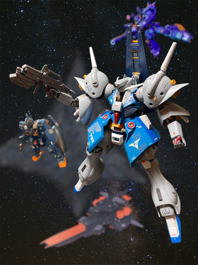 だがオードリーはそれまでの勇ましい口調から一転して、聖母のような慈悲にあふれた雰囲気で続ける。「でもね、あるとき被弾して帰艦した小隊のメンバーに『撃たれたのが俺で良かった、お前じゃなくて』って言われた事があるのよ。『俺はいつだってオードリーのいる所めざして帰る。だから、居なくなったら俺の帰る場所がなくなってちまう。』だって。」あ、別にこれプロポーズとか愛の告白とかじゃないのよ。それを聞いた時、戦いに向かうどんなに強そうに見えてる男たちにも、そうゆう“帰ってくる場所”ってのが必要なんだなって心で思えたの。そして、それは、自分がパイロットとして出撃するときにも必要と思える存在で。それをお互いに必要としているのが“仲間”なのかもな〜ってね。私はそんな仲間を誇りとし、そんな仲間のために働きたいと思ってる。」