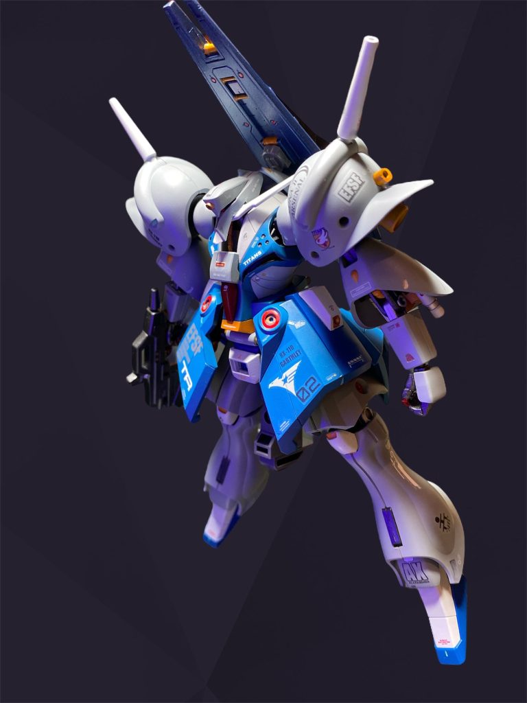 「ドゴス・ギアより、新型機受領の任を受けてまいりました、マウアー・ファラオ少尉であります!」「ご苦労さま、ようこそアスワンへ♪ブラックオター小隊のオードリー・エイプリル中尉よ。」「ガブスレイのテスト飛行も中尉が担当されたと聞きました。いかがでしたか?新型機の率直な感想は、、、」「ええ、ウチの小隊の他のパイロットは今全員地球に降りての任務中でね。そうねぇ、可変機は今までにも大型のMAなら乗った事あったんだけど、通常MSサイズの機体でよくぞここまでまとめたなというか、設計者の既存の概念に囚われない先進的な発想に驚かされたわ。機動性と火力のバランスも取れているし、間違いなく良い機体ではあるわ。」「いい評価で安心しました。ですが、、他に何か気に掛かる点がおありで?」