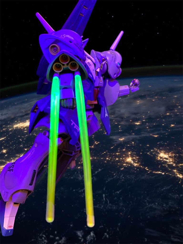 「って、まぁあなたに愚痴っても仕方ない事だけど、ゴメンね😅 まぁ、ペデルセン艦長も『バスクへの筋は通したんだから、こちらもそれなりに利用させてもらう』って、TRシリーズのためのデータ採りもついでにやらせてもらったしね。」 「失礼致しました!ですが、バスク大佐も決してT3部隊を“便利屋”扱いしている訳でもなく、この新型にも大変期待を寄せておられるのです。それに中尉はテスト小隊でも“最強のパイロット”だとお聞きしていますし!」マウアーは少し冷静さを見失い、やや食い付き気味にエイプリルに迫った。「こ、後輩としては是非お聞きしたいのですが、、ティターンズで、、この立身出世に眼をギラギラと眼をかがやかせる男たちの社会で中尉はどの様なお心持ちで闘っておられるのでしょうか⁉︎」その言葉には、この前時代的も甚だしいティターンズという組織の中で今にも溺れそうになっている女性士官の息苦しさが滲み出ていた。「見くびられいたら困るから言っておくけど、私だっていっぱしのパイロットよ!せっかく磨いてきた腕を見せたいって思うこともあるわ!」「な、なら、やはり女といえどパイロットとしての腕で上を目指すべきなのでしょうか⁈」