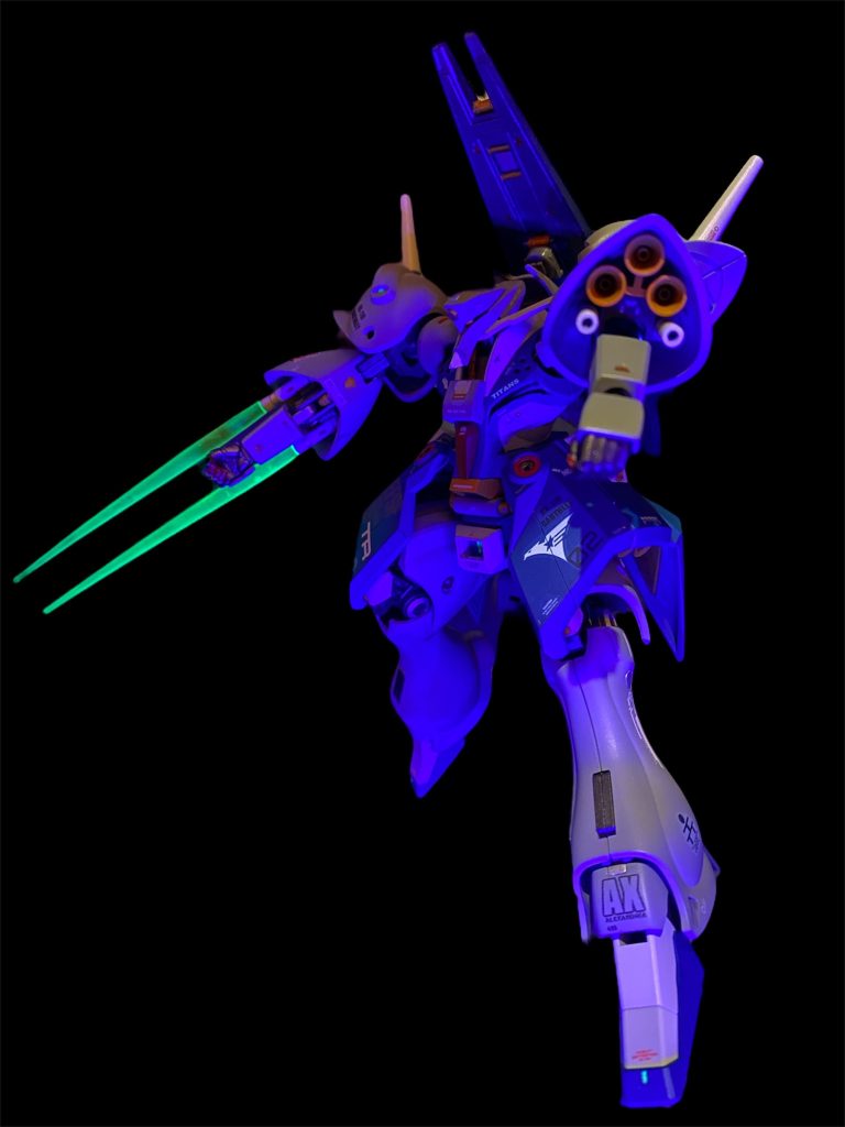 やたらと多く装備されているビームサーベルの柄。開発時期的にもエゥーゴ側のzガンダムを意識して作られた機体だよなぁ、、と思い、ゼータと同じく収納時にはビームガンとして射撃でき、またビームクロー的な使用も出来たという妄想俺設定です。