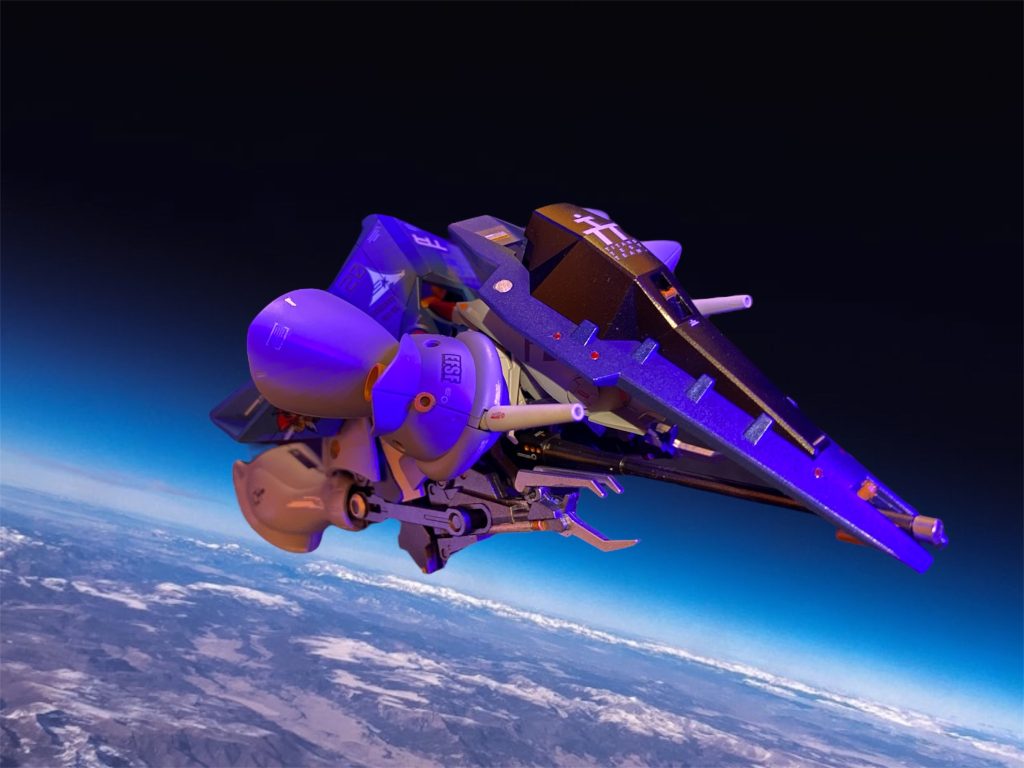 シールドブースター装備のMA形態。デフォルトだと見た目が虫っぽかったので、幾分スタイリッシュにはなってるハズ。差し替え無しの完全変形ですが、塗装後の変形はやはり気を使いますな😂(いくつかハゲた笑)