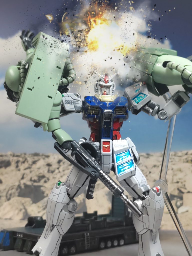 (gundam-kao2)「ええい、このスイッチだ❗️」(zaku-kao10)「どわーーーっ‼️」