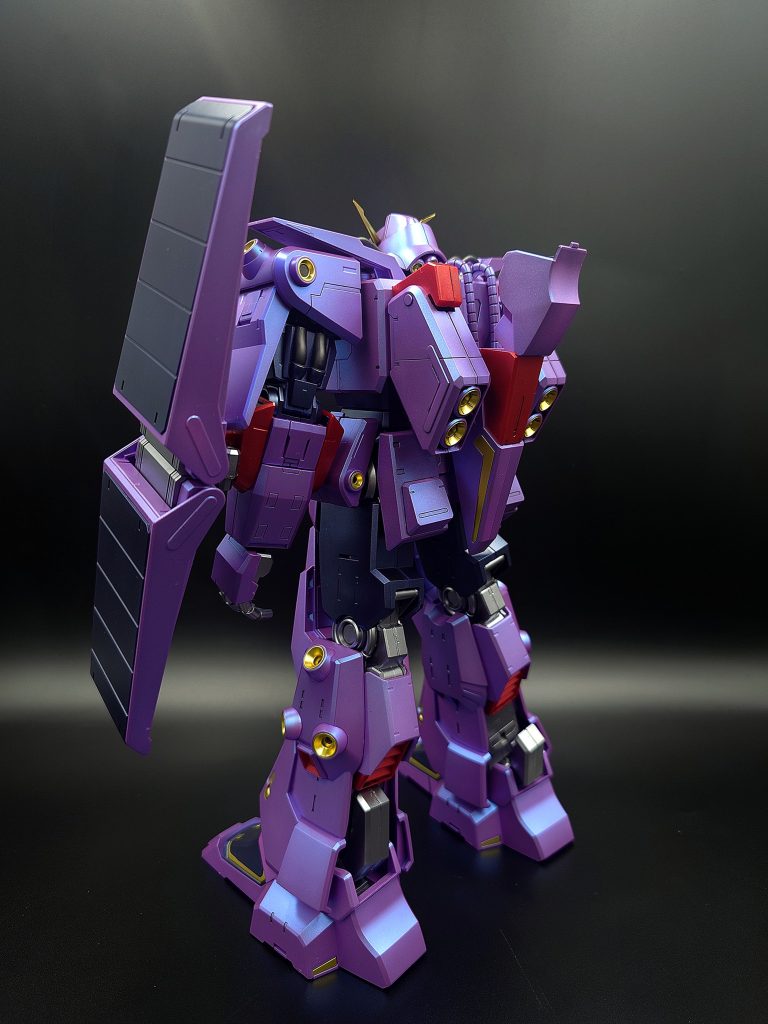 紫部分に使用した「偏光チェリーピンクブルー」は光の具合でブルーにも見えるので、アニメでの妖しいオーラを演出☺️