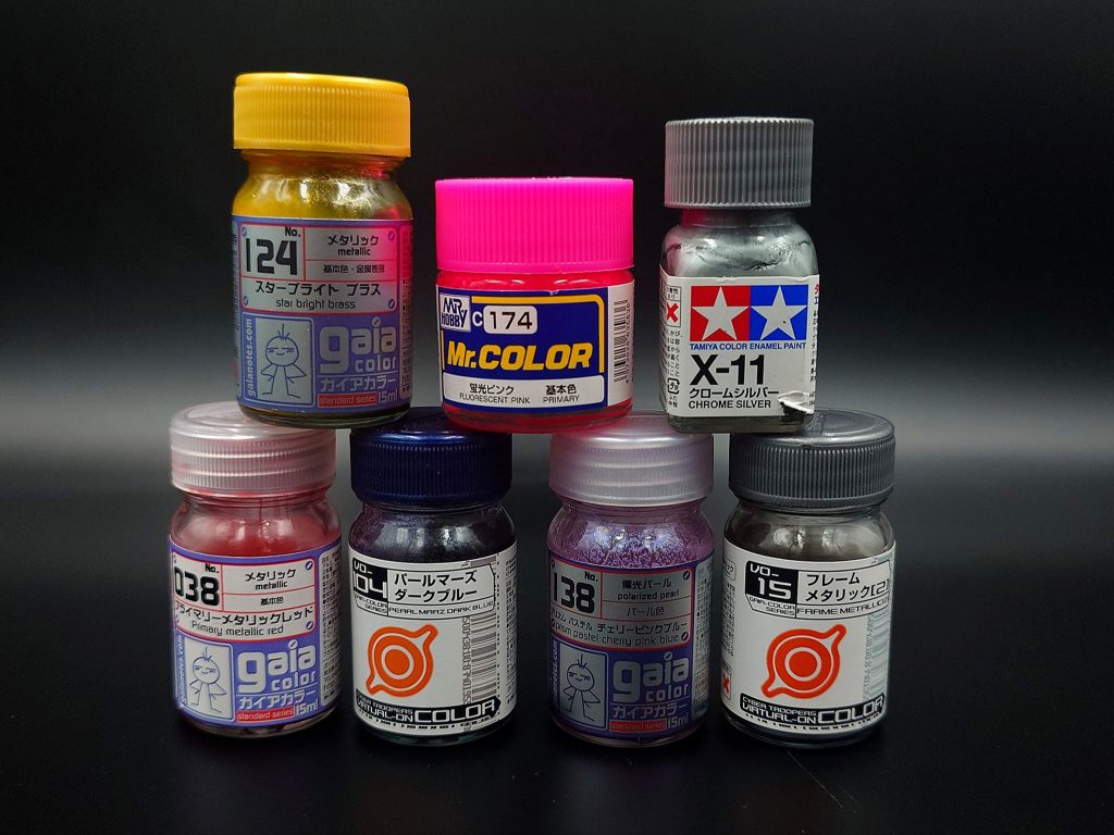 今回使用した塗料です。チェリーピンクブルーは下地を黒で塗ってしまうと、紫にならずブルーになってしまうので注意が必要です。下地、サフも使用せず成型色の上から全色塗りました。ここまでご覧いただきありがとうございました！