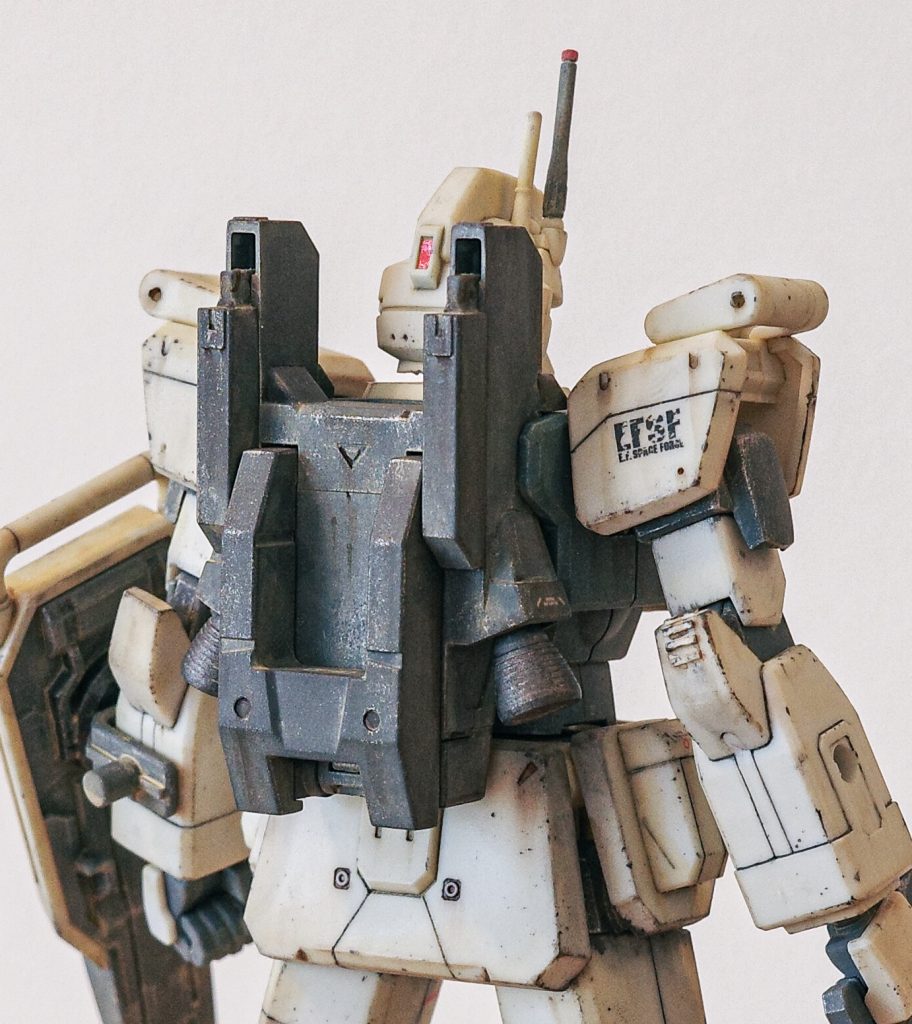 バックパックはサビと焼けを再現しました。バーニアの近くの装甲にはススが着いています。