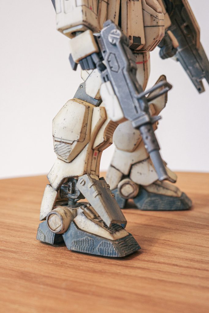 戦闘で破損した足首装甲には現地で調達された金属板を応急処置として取り付けられたイメージです。足にはツィンメリットコーティングを施しています。