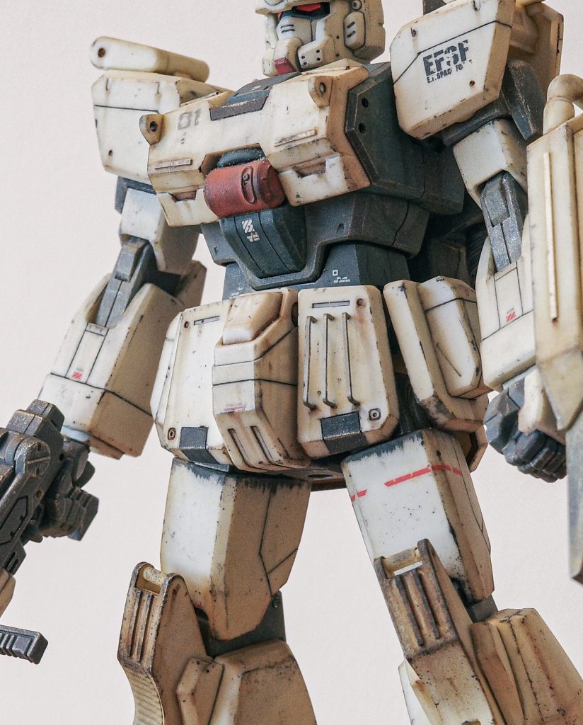 腰部装甲にも強度向上の現地改修が行われたイメージで工作。実はこれ、ホチキスの針をそのまま刺しているだけなんです。