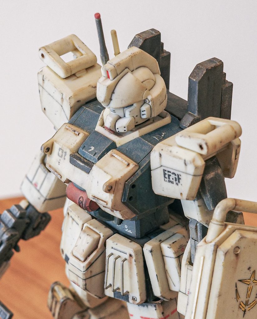 胸部装甲・肩部装甲にスジ彫りとプラ棒によりディテールアップを行いました。