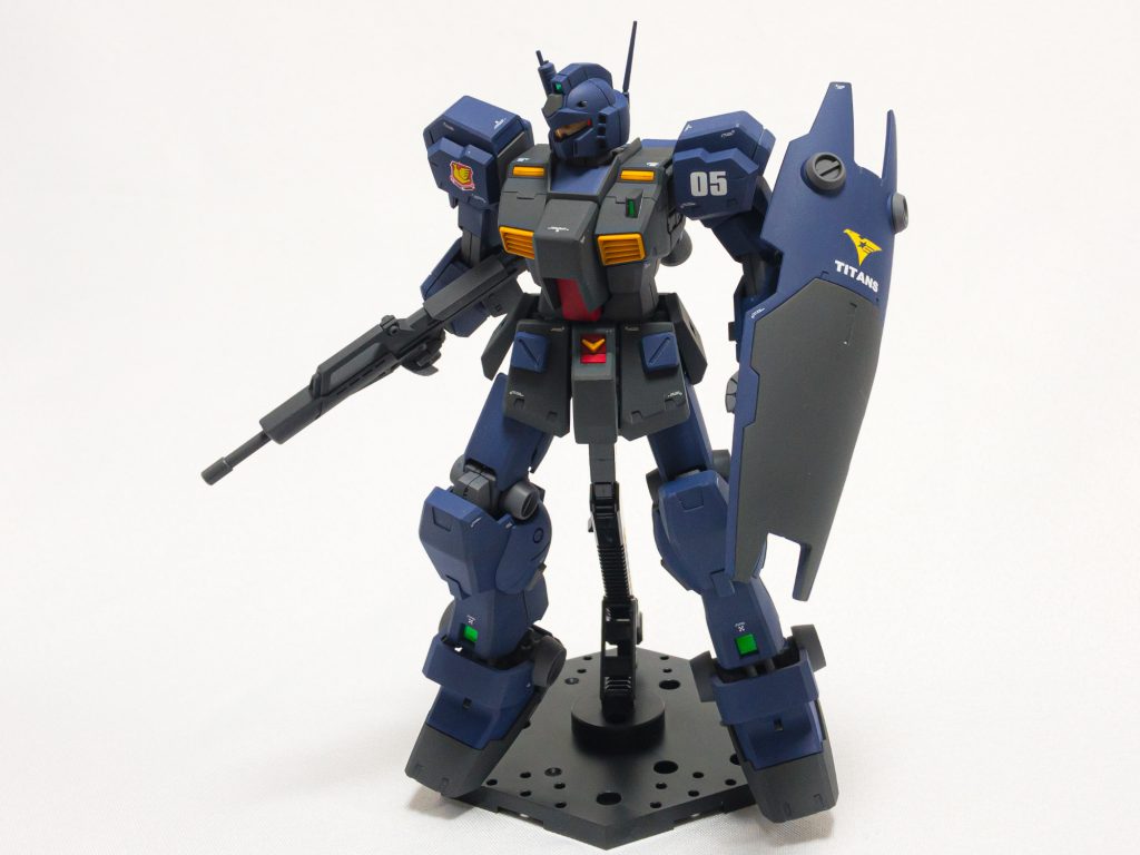 <<追記>>できあがったものを眺めていてなんか違和感あるなぁと思っていたら襟元と足甲のパーツが白いんですね。キットそのまま作るとこの配色になるんですが、塗装見本ではここブルーに塗ってあるようですねというわけでここだけ塗りなおしました。ついでにトップの写真も再撮影。