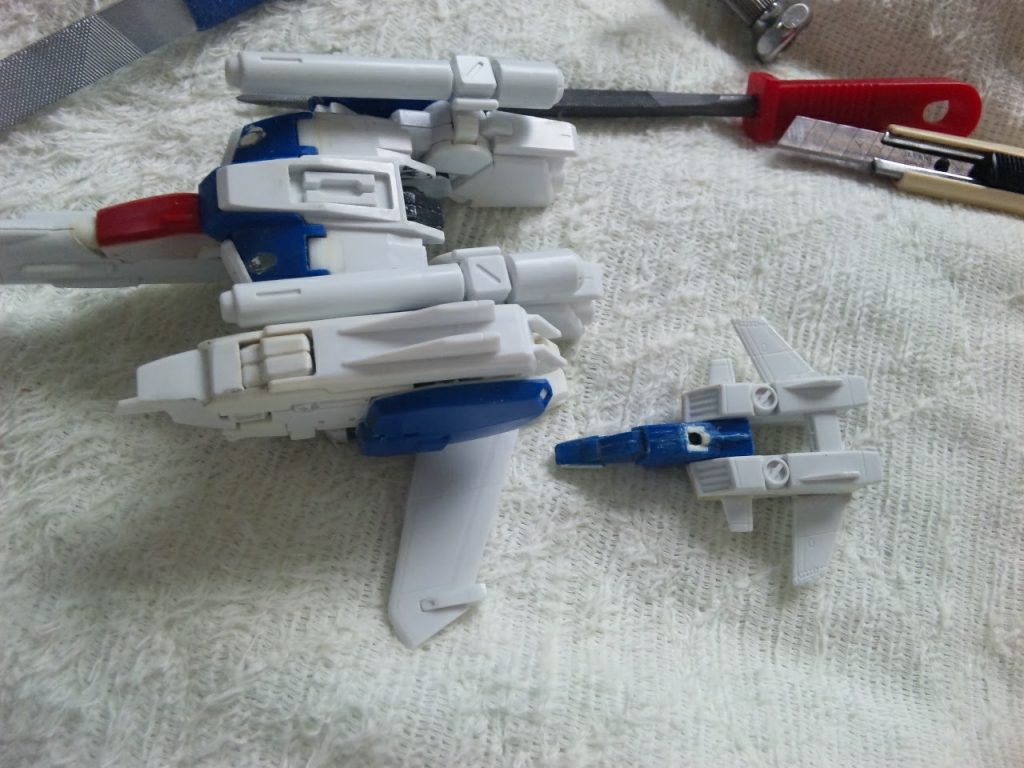 昔作製中の写真です。接続の都合で、機首上面に2mm穴が開いており、ポリキャップ接続になっています。