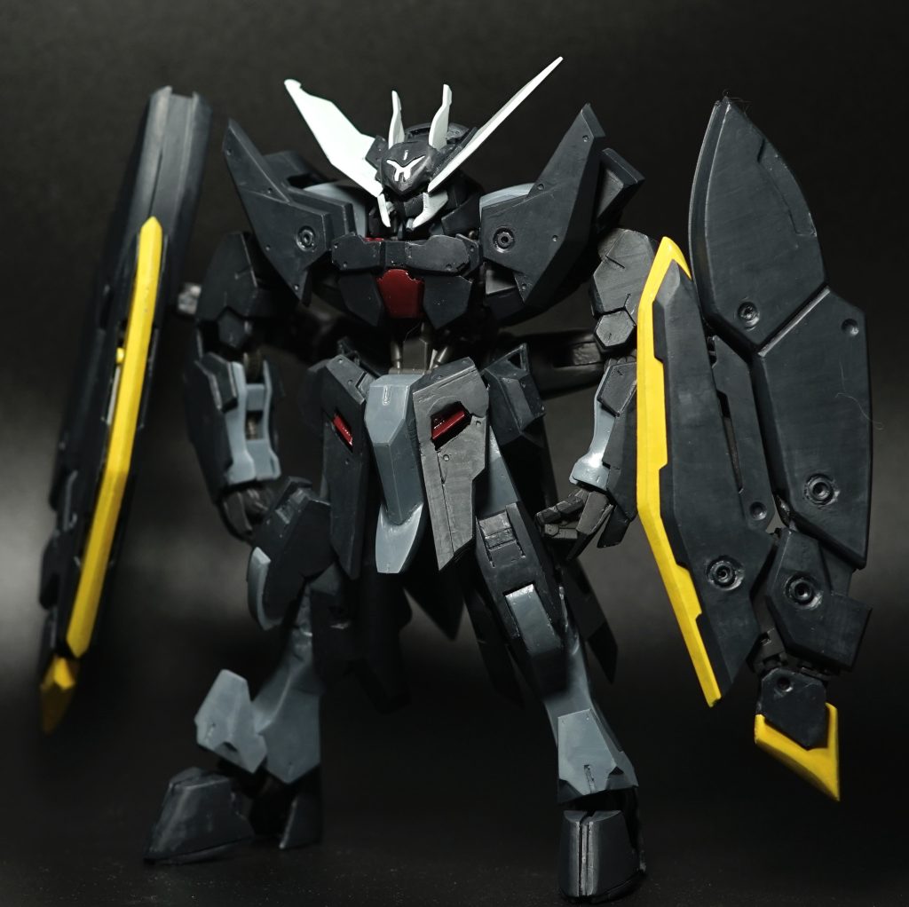 ザガン最大の特徴とも言える、「プライヤーシールド」はフルスクラッチで作成しています。大きめな丸モールドは  6.5-5 / 5-4 / 4-3 / 3-1.2 の4種類のパイプを加工しながら組み合わせて作成しました。