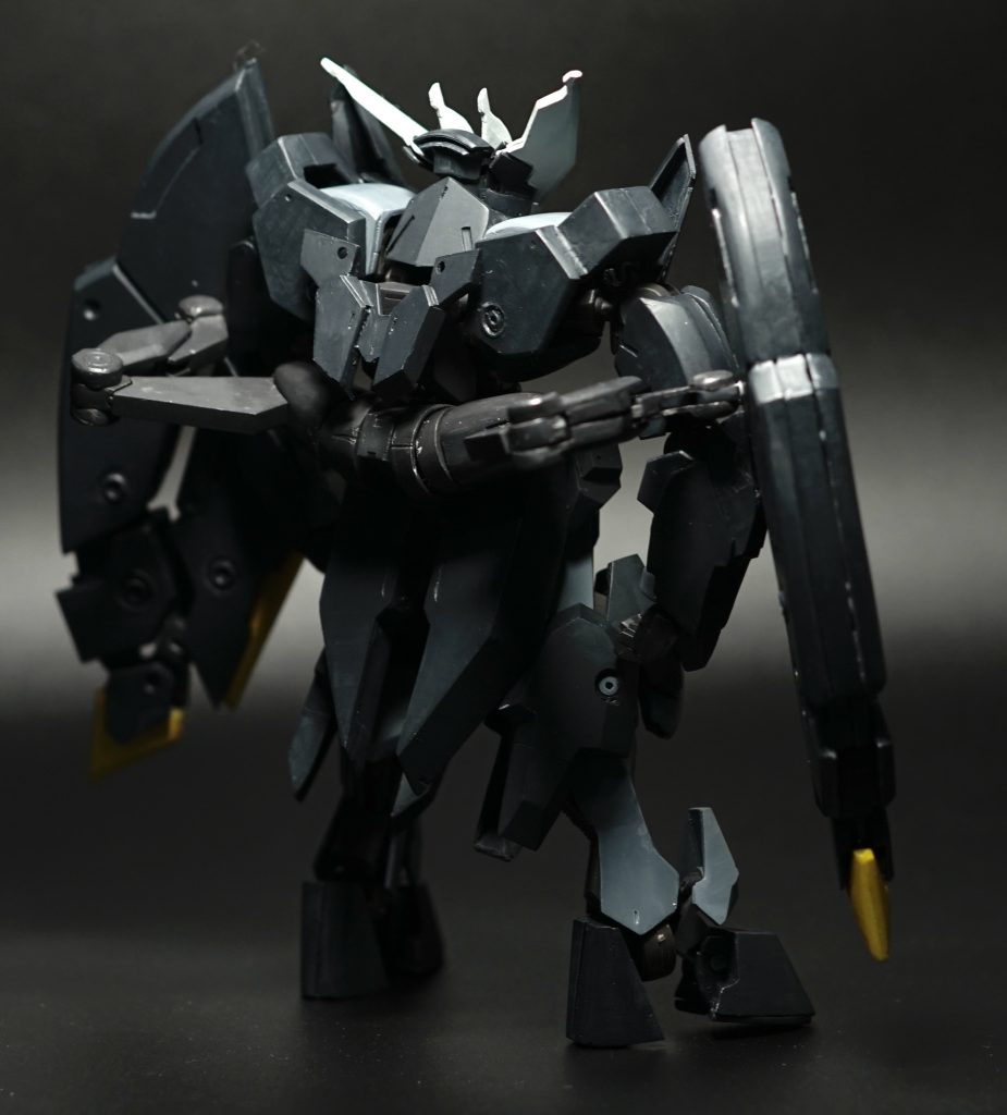 背面です。シールド用のアーム基部はデュナメスのパーツから作成。本来とは構造が違いますが、アームを長くしてしまった辻褄合わせに構造を変更。ちょっと、はまり込みが浅くて外れやすいのが難点です。