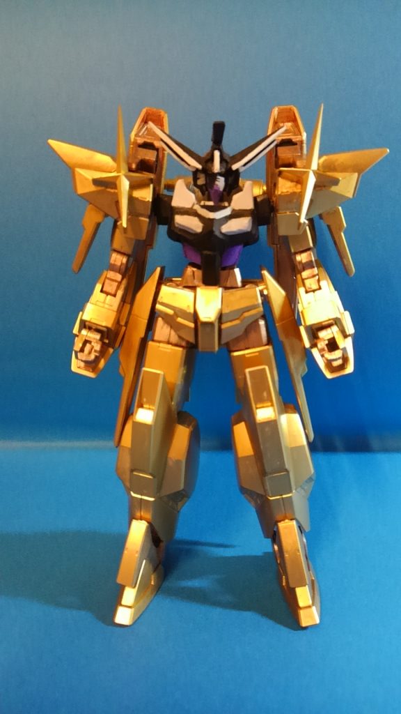 両手足が金ぴかなのは、「テツワン探偵ロボタック」のランドツールより。両肩の星十字は「仮面ライダーエグゼイド」のムテキゲーマーから。