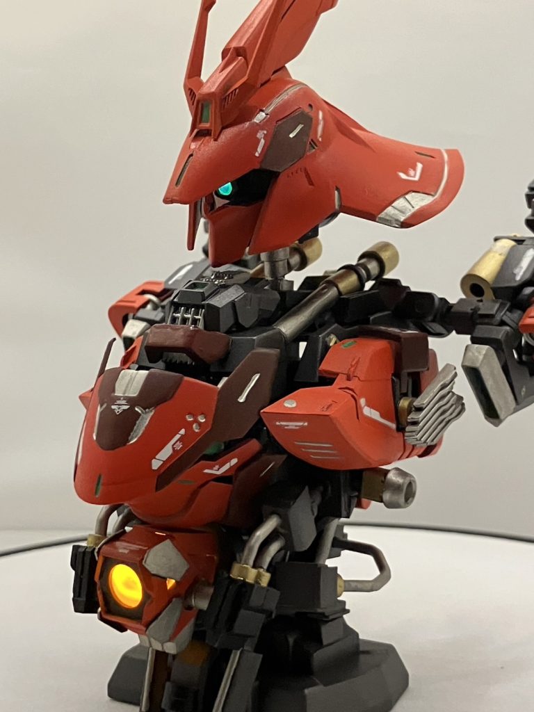 ガチャガチャのキットですが、何度やっても内部フレームが出なかったので、内部を自作し、LEDも仕込んでます