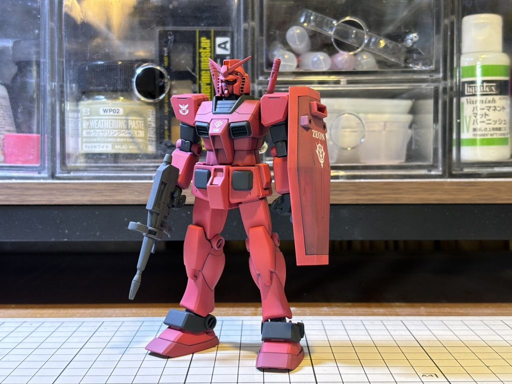 劇場で「赤いガンダム」を見た衝撃と熱に冒されて、長年の宿題であったもう一つの「赤いガンダム」を勢いで完成させました。新・赤いガンダム発売前に間に合って良かった！高校時代にシールドと股間の連邦章を削り落とした状態で放置されていたFGガンダムと、HGUC021ガンダムを合体、当時旧PGガンダムの登場に脳を焼かれた私的ひとつの「理想のガンダム」を形作ってみました。シールドはHGUC寒冷地用ジムを使って楽しちゃいましたが笑ハンドパーツは三角屋さんの3Dプリント品です。