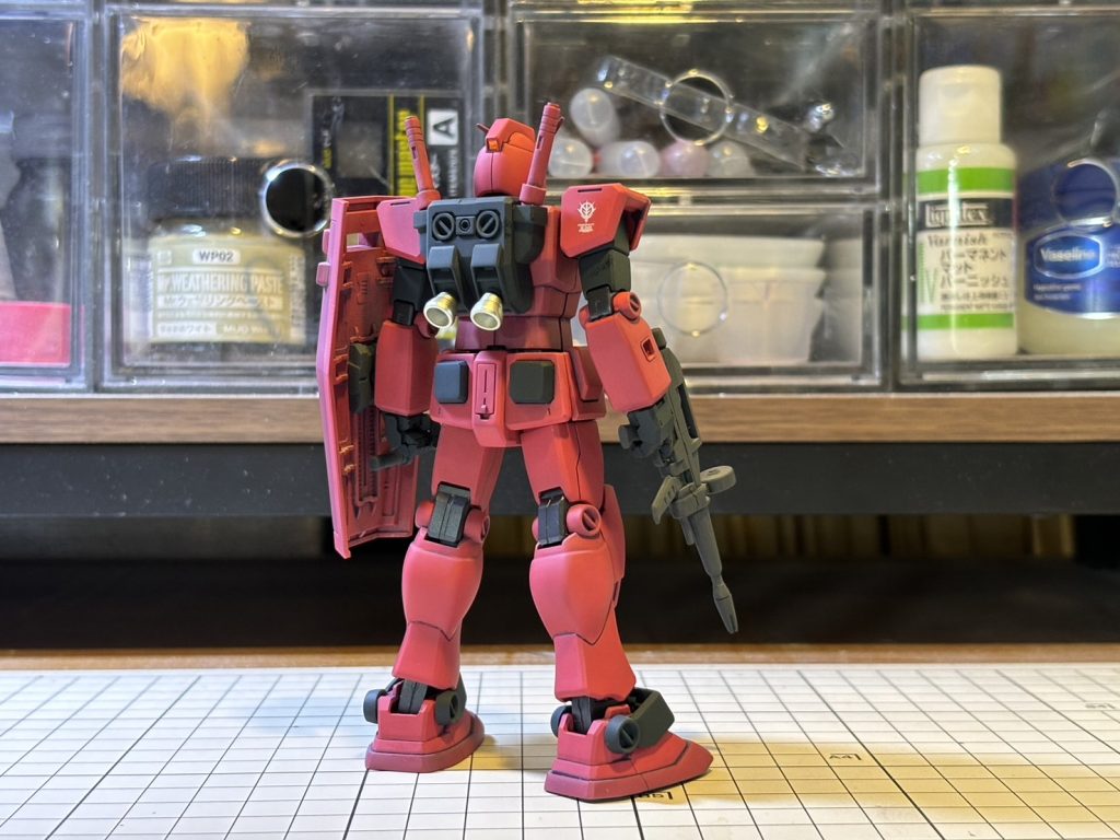 カラーリングは『ギレンの野望』をベースに。バーニアは、チタン的なニュアンスが出ないかな、というのと、アクセントになるかな、と思いガイアさんのスターブライトシャンパンゴールドを使ってみました。胸と肩後のジオンマークはGHL付録、肩前のパーソナルマークはオリジンのガンダムデカールです。クレオスさんのウェザリングカラーシェードブルーでスミイレ／フィルタリングをしています。