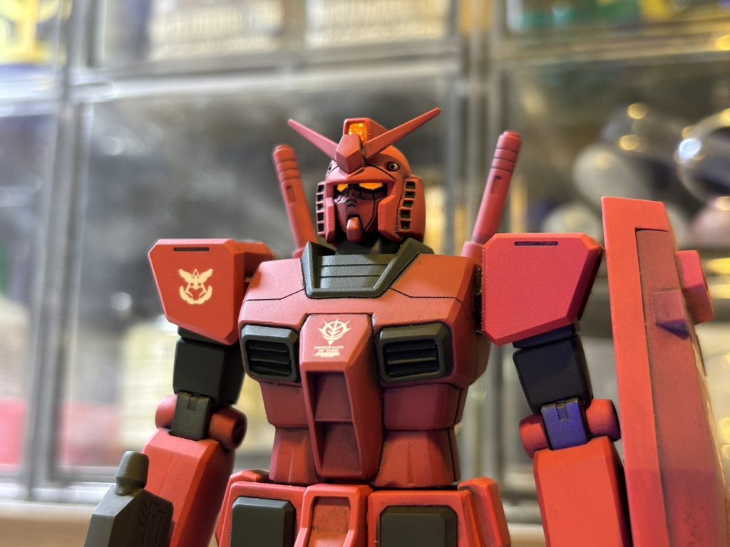 カメラはブラックライトで光ります。頭部バルカンはHIQパーツさんのEZガンマズル。のこぎりで切り出したFGの胸／腹にHGUCの首、肩、腹関節をむりくり仕込んでいます。バックパックは少し削ってHGUCのサーベルが差せるように。