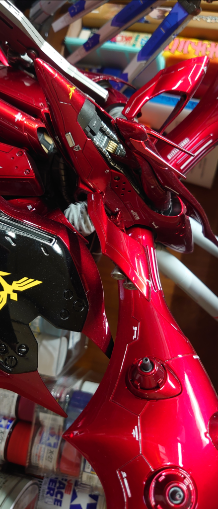 メインは筋彫りでのデティールアップ。デカール