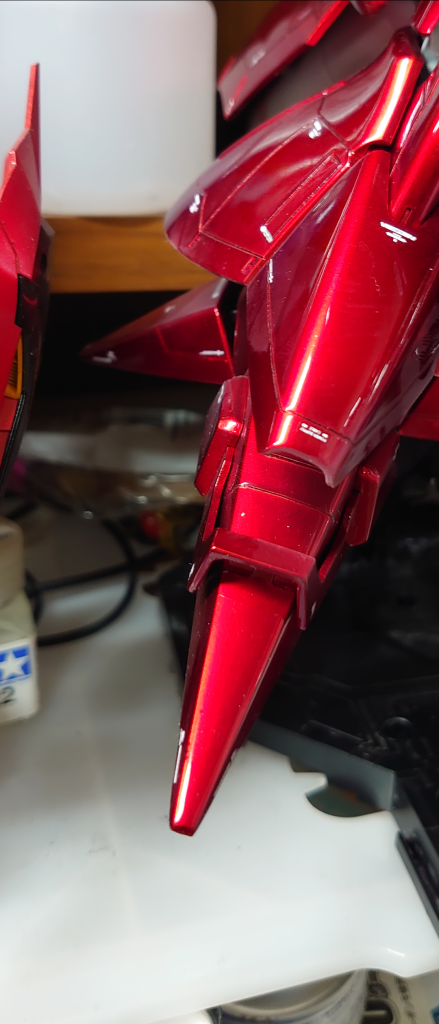 爪先の造形が寂しいのでアンクルガードの新造と爪先の延長を、サザビーの造形イメージで 