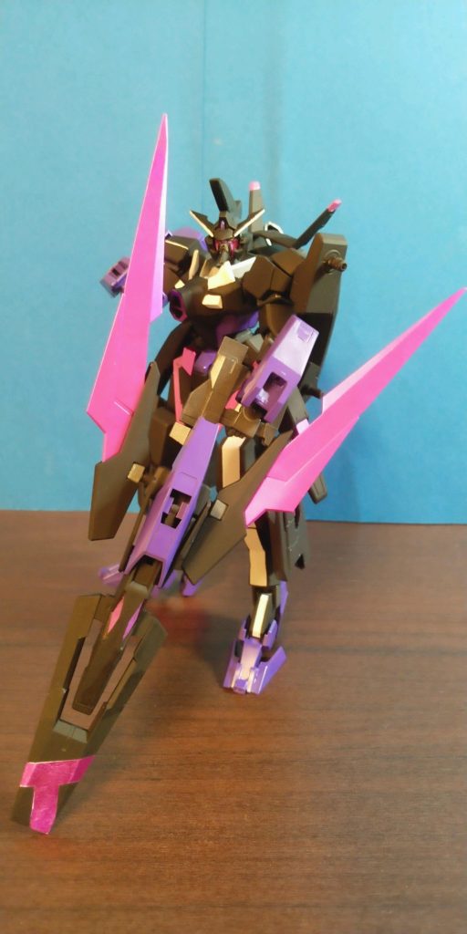 左肩のトライボウガンで遠距離攻撃も可能。