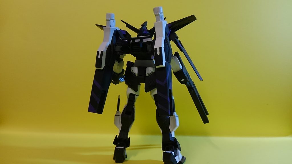 背部のTビットは、HGアデルで余剰パーツになるガンダムAGE-1の脚部をベースに制作。