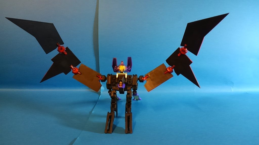 クロスバットトライジェスターXの専用支援メカ。背部に合体し、翼を授ける。