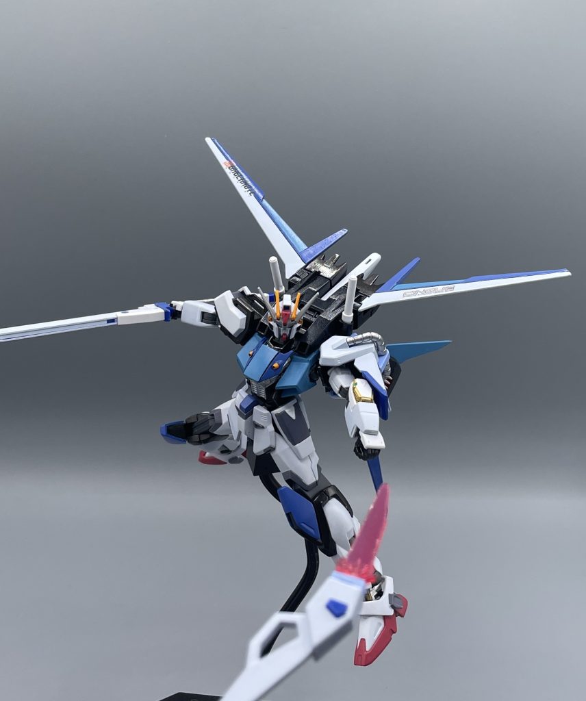 マイダスメッサ―　投擲可能なビームラン兵装。