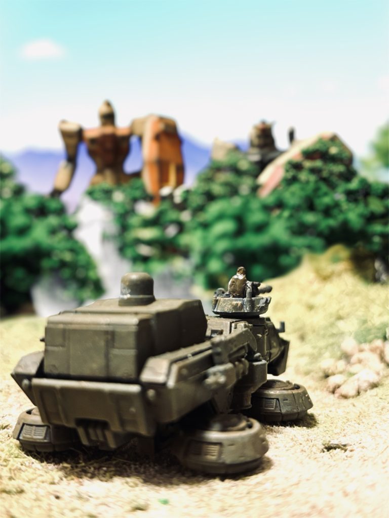 「やっぱりMSは大きいな。ああやって屈んでも、このあたりの樹木じゃちっとも目眩しにならない。」森林地帯に身を隠すように屈んだガンダムを、少し離れた場所に駐機しているホバートラックから観測している、マーク・スミス曹長は、感嘆の声をあげた。『マーク曹長、準備は?』ガンダムのヘントから通信が入る。「出来てます、じゃあ、ターゲット、上げさせますよ!」