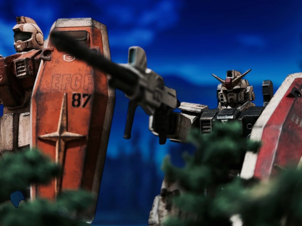 夜半には作戦配置についた。ヘントのガンダムが、ゆっくりライフルを構え、最大望遠で敵地を探る。