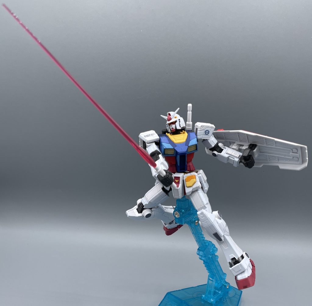 斬ッ!! サーベルに刃が付いてこないのは不満点。万博ガンダムは「兵器ではない」という設定もあるようですが、ライフルとサーベルは付いてくるので、ちょっと中途半端な仕様。