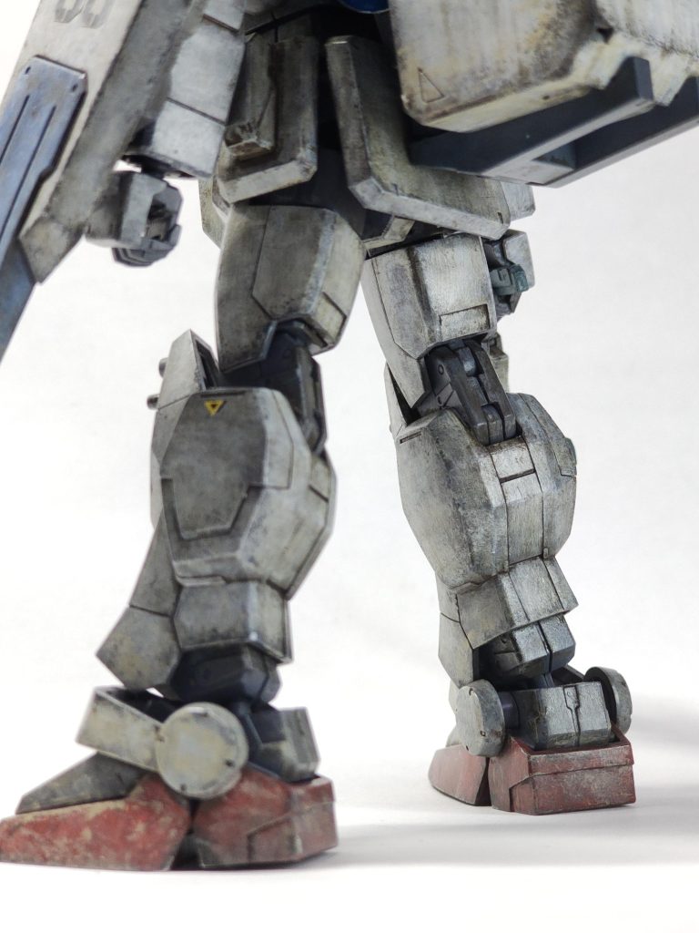 特にアピールするものもない足元。過酷な戦場を戦い抜いた機体だと思いますね。