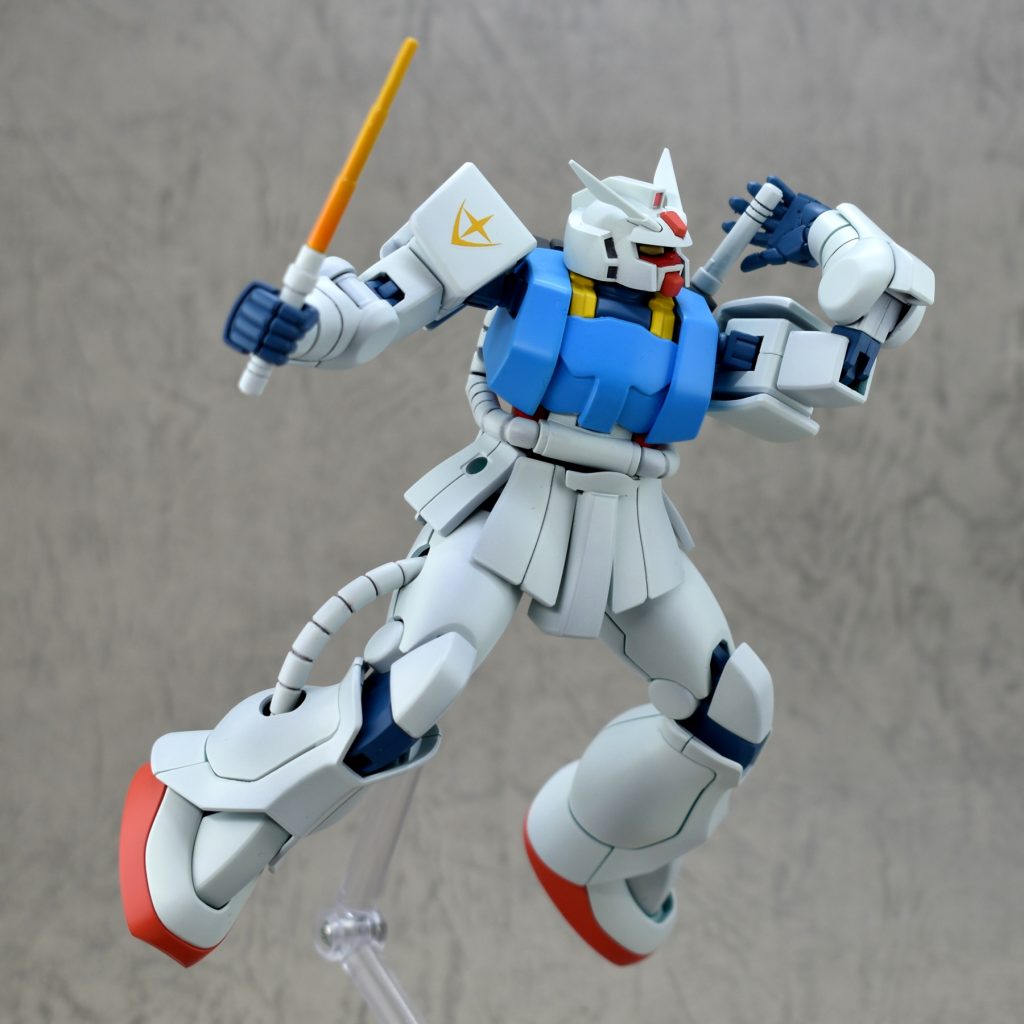 ビーム兵器は使えないので警棒のような伸縮式のヒートサーベルを持たせています。