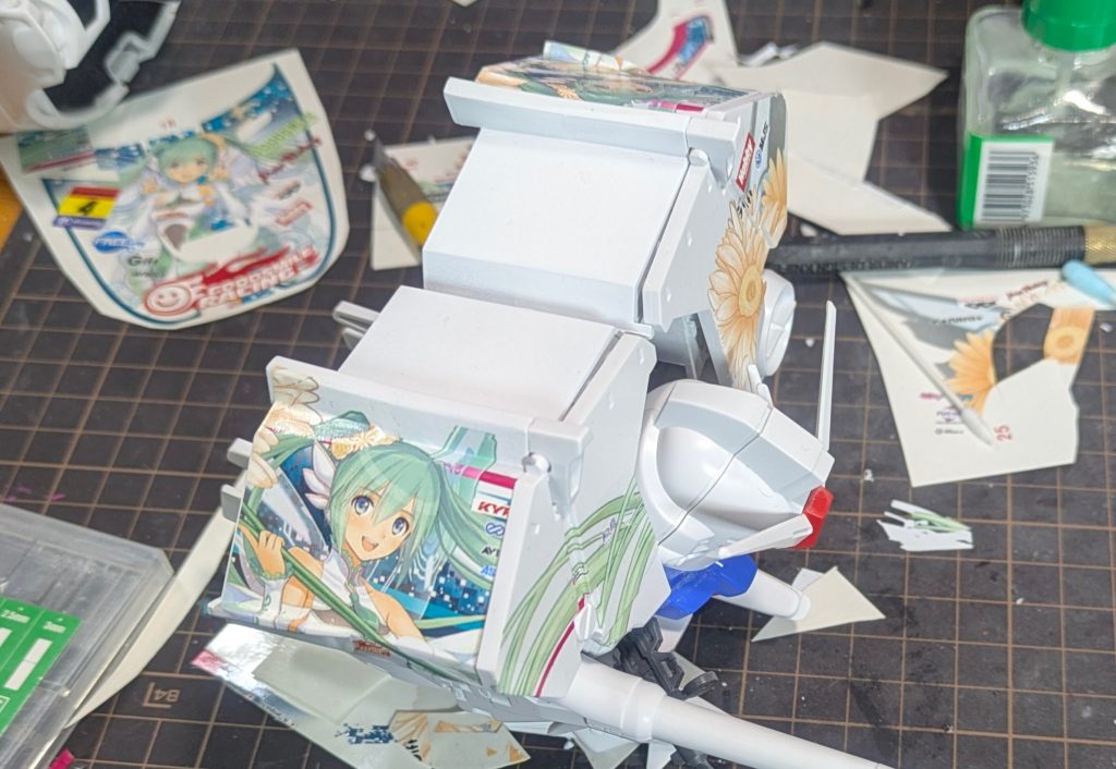 コンテナがミクを、ミクちゃんを貼れと言っている。