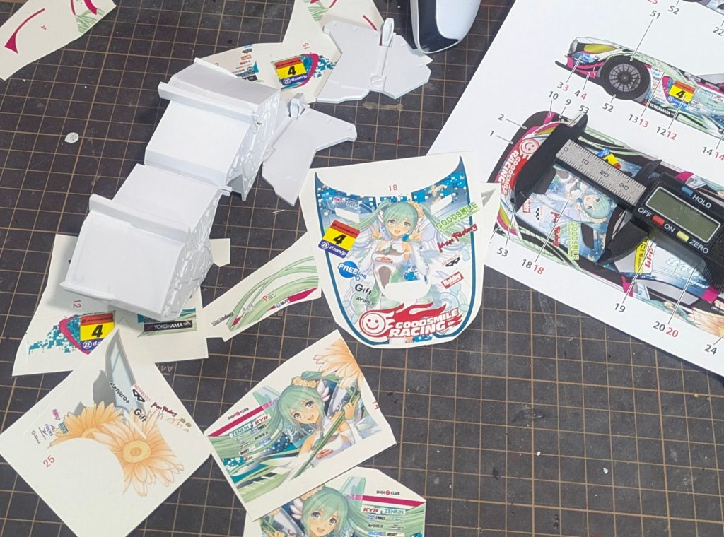 家にあったグッスマレーシングミクのデカールを使いました。完全に自己満足の世界。