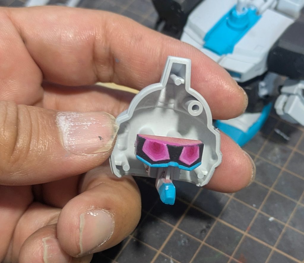 ガンダムの目は難しいですしね。エヴァっぽくしました。