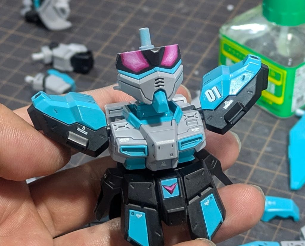 SDは頭が大きいのでアイペイントが楽しいですね。コーションデカール貼りは苦行だが情報量が格段に上がりますね。