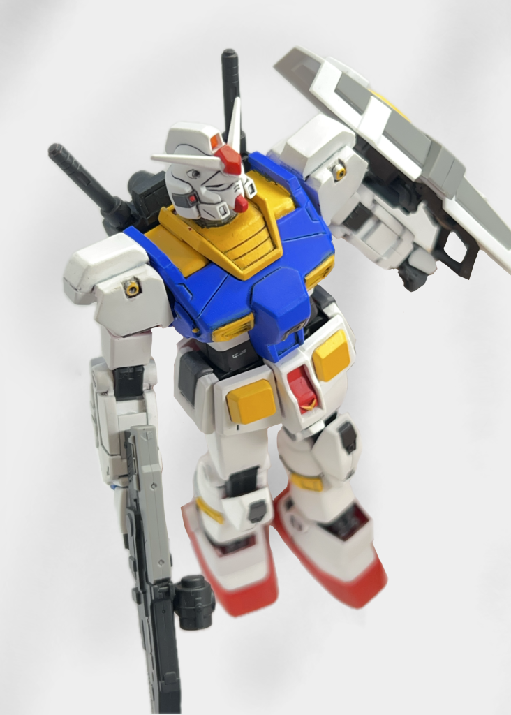 シールドは接続位置が高く、シールドの上端が肩より下だったのが気になったので、接続位置を下げるついでにオリジンガンダムのシールド裏パーツを刻んで貼っつけることでスカスカ感を無くしてます。7号機の登場作品であるPS3のガンダム戦記ですが、小学生の頃かなりやりこんだ思い出の作品です。当時もHGUCフルアーマーガンダム7号機を組んだ記憶がありますし、パーツを外してなんちゃって素7号機として遊んでました。笑 今回10年以上越しにちゃんと7号機を作れたのは感慨深いですね。