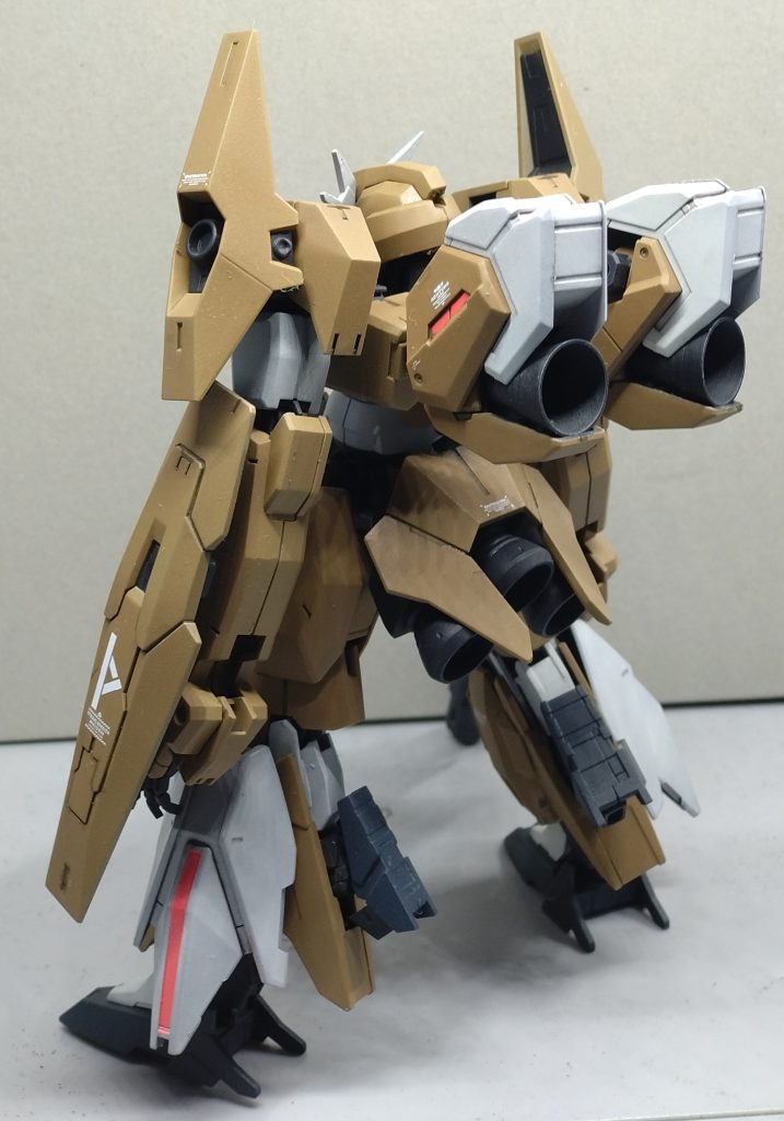 背中にはブースターを左右それぞれ追加。ネプテイトアーマーの肩と肘を組み合わせて作りました。私にしては今回デカール多め。盾の「þ」はルーン文字の大文字ソーンです。ローマ数字のⅡとⅩから切り貼りして作りました。「þ」は英語発音で表すと 