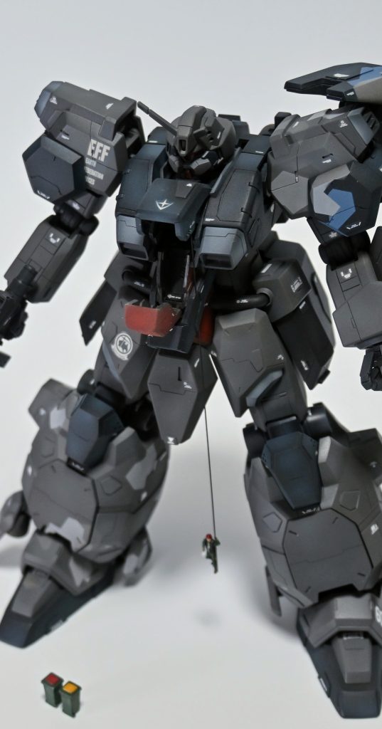 コックピットハッチも開閉出来るように頑張りました!パイロットも筆塗りして、コックピットで食べたお菓子のゴミをゴミ箱に捨てに降りてる様子を再現しました……最後まで見て頂きありがとうございます😊今後のためにご意見、感想聞かせて頂けると嬉しいです!よろしくお願いします🙇