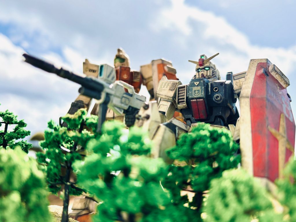 U.C.0079 10月20日を前後して、地球連邦軍の戦力がワルシャワ近郊に集結しつつあった。地上におけるジオン軍の重要拠点、オデッサの鉱山地帯採掘基地への大反抗作戦「オデッサ作戦」に向けて、戦力を整えているのだ。 ワルシャワには、連邦軍の野営本部がある。第87対MS戦隊も、この野営本部を拠点とし、MS稼働訓練を行っている。