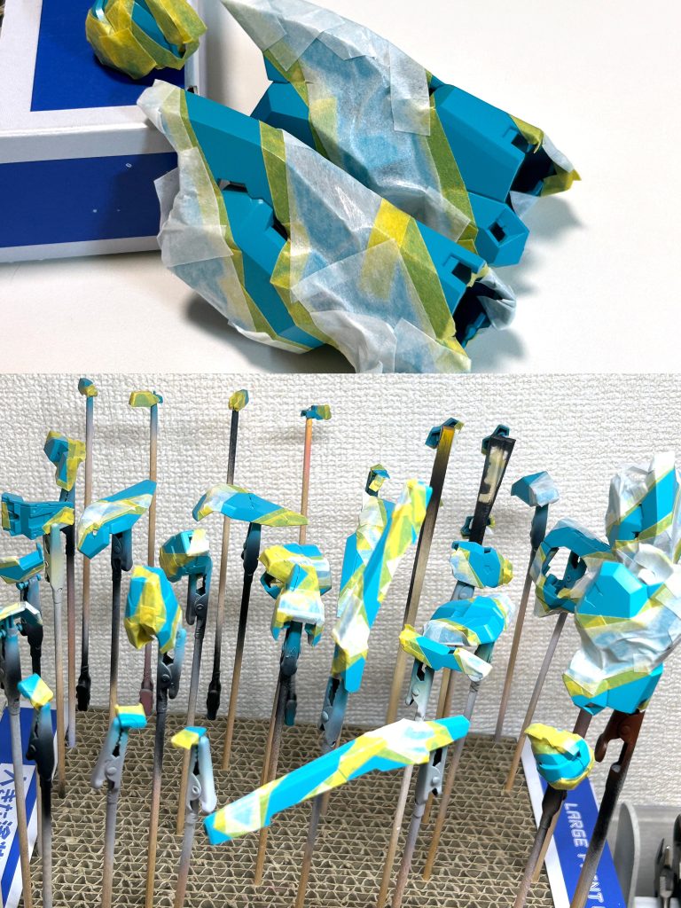 スプリッター迷彩 採用版 やり直した迷彩。柄を大きくしたのでパーツをまたいでつながるようになりました。この時点でやり直して良かったと思いながら作業してました。 水星の魔女シリーズで迷彩なんてと自分でも思いますが、この機体は「フォルドの夜明け」という過激派組織が扱う機体で実戦部隊なので「まぁ、アリだよね」とセルフコントロールしていますw