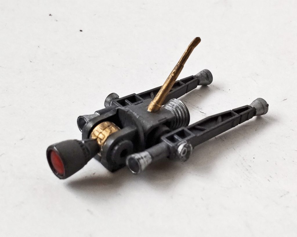 個人的には元祖大河原MSVっぽい仕上がりになったと思います。ドローン偵察機なんか今風な感じの装備ですが、ミノフスキー粒子のある宇宙世紀では電波が通じにくいので、レーザー通信を取り入れたり辻褄合わせの設定が必要でしたさてお次はモトッチさんとの宇宙世紀コラボ企画の進展を発表!! それは〜っ!?