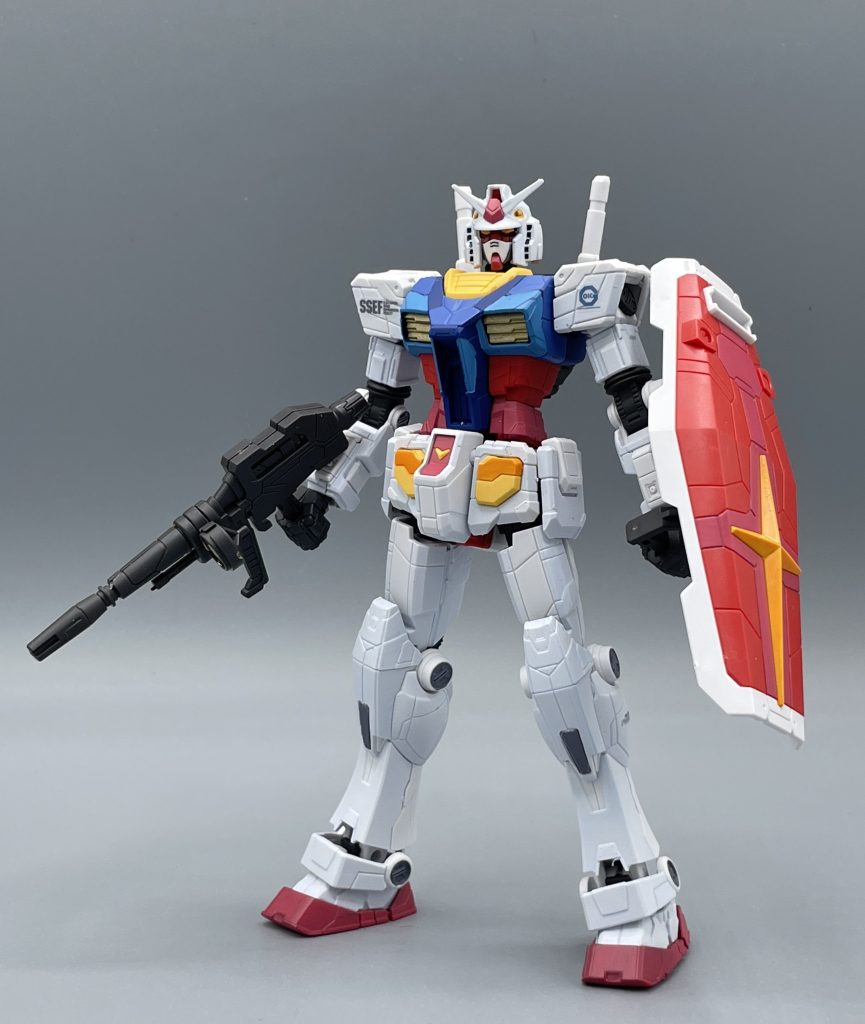 武器を装備 ちょっと怒ってるので、万博ガンダムの例のポーズは、意地でも取らせないことにしました笑  クリア素材の美しいグラスフェザーですが、EG版はまさかの白1色成形で、水色を全てシールで補う仕様。それはそれで良いのです。塗装する方なら、その方がありがたいですしね(^^) そう納得して買ったなら良いんです。よくよく考え、価格等も鑑みれば、クリアパーツが使われていないだろうと想像もつくのですが、箱絵と売り方がとにかく分かりにくい。 箱絵が”クリア素材っぽくも見える” 掲示になっているのも罠です。ちょっとバンダイさんのやり口が汚く思えます。